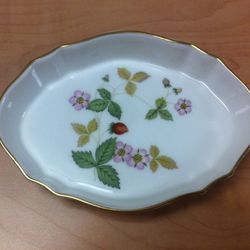 Wedgwood Bone China Trinket/Soap Dish - "Wild Strawberry"Gold Gilt 1965. In Perfect condition. 