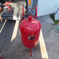 The Central Pneumatic 110 lb. pressurized abrasive blaster