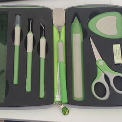 7 Piece Cricut Tool Kit +  Spatula. 