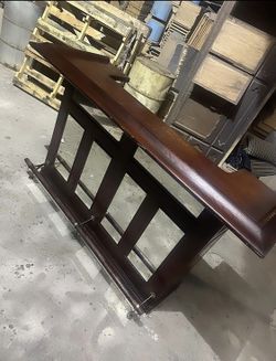 Barra de madera con espejos