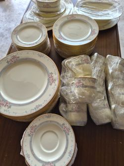 Fine China Dinnerware Set and Serveware Dish Set