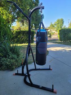 Everlast punching bag stand with pull up bar hotsell