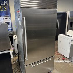 SUB ZERO 36”WIDE BUILT IN STAINLESS STEEL BOTTOM FREEZER WITH INTERNAL WATER/ICE 