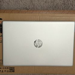 HP Laptop 17-CP2025DX 512GB SDD AMD Ryzen 5 8GB DDR5 