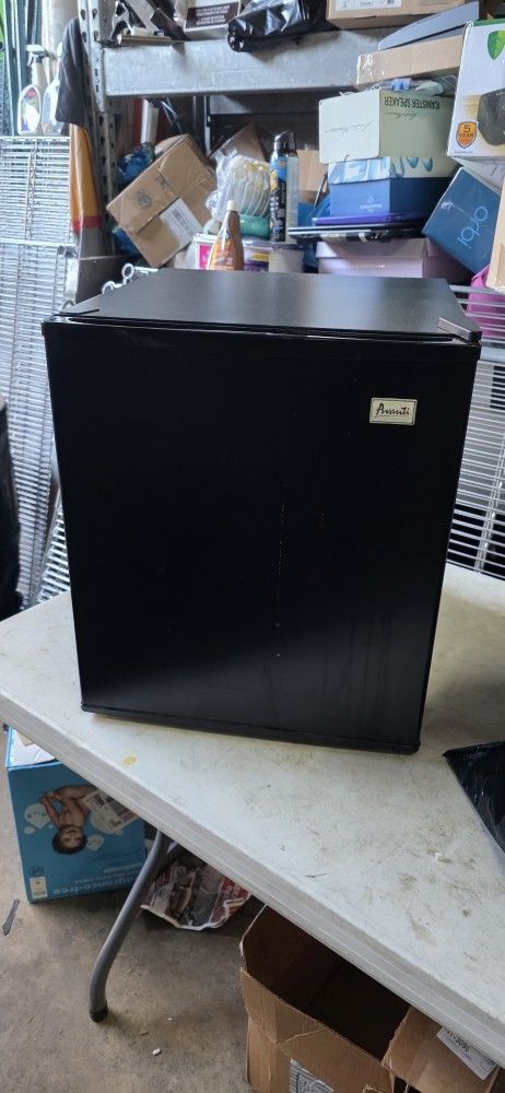 AVANTI MINI FRIDGE