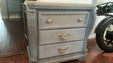 Beautiful Wood 3 Drawer Nightstand Greyish/blue 