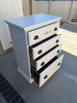 WHITE DRESSER, 4 Drawers, Real woo