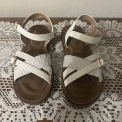WHITE SANDALS WOMENS SZ 8.5 WITH BUCKLES ON STRAPS 