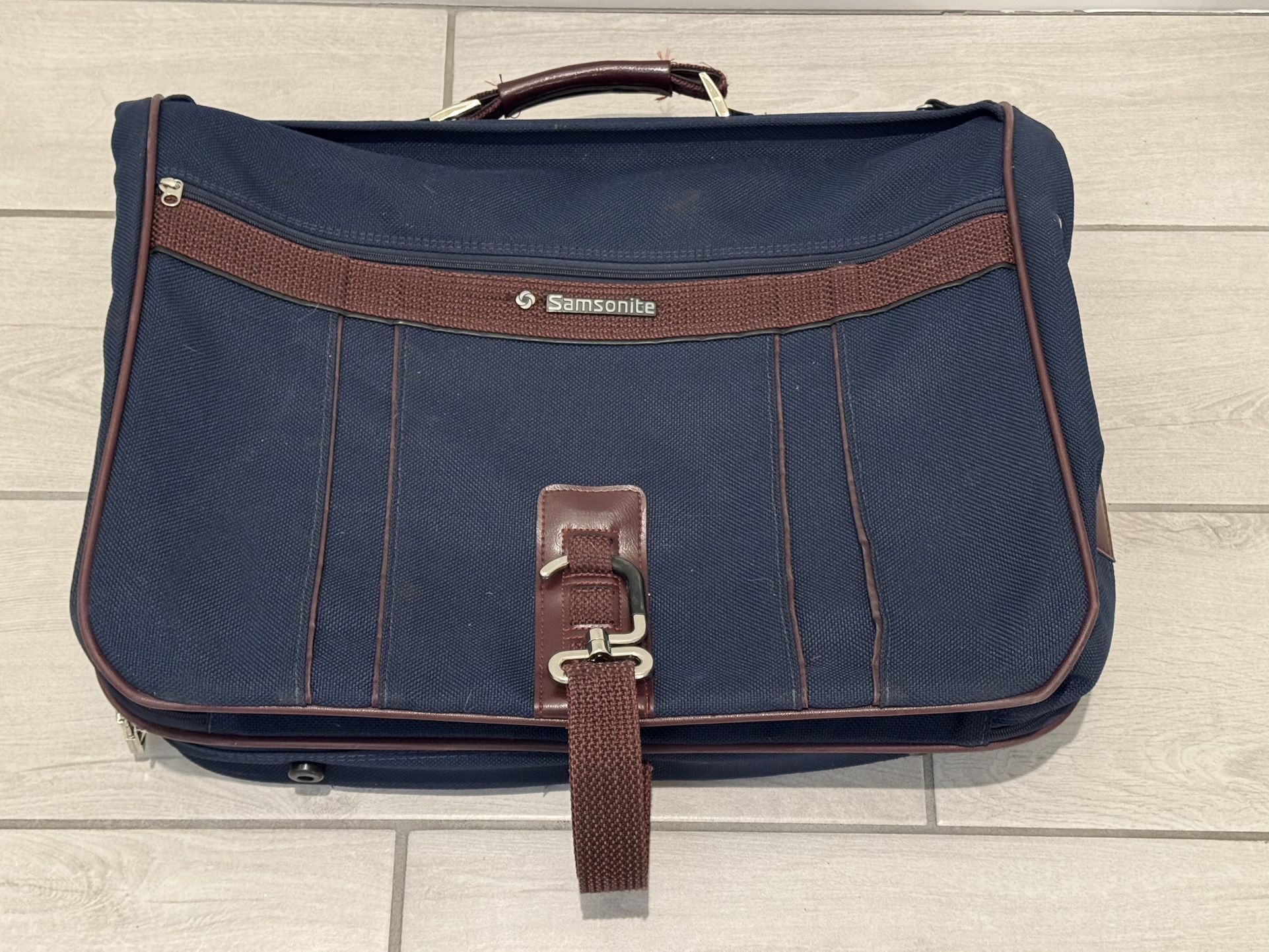Navy Samsonite Menโs Suit Bag