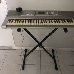 Yamaha E303 W/ QuikLok Stand