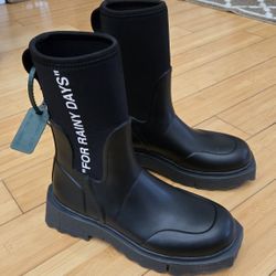 W8.  Off White Sponge Rubber Rain Boots<Streamwood>