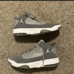 Jordan Max Aura 2 Medium Grey