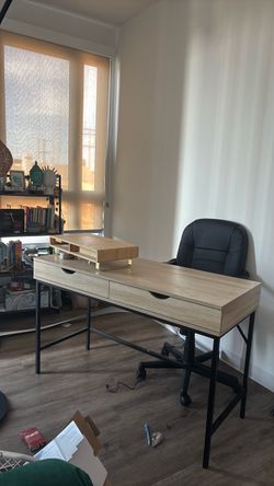 Desk MOVING SALE 70$ OBO