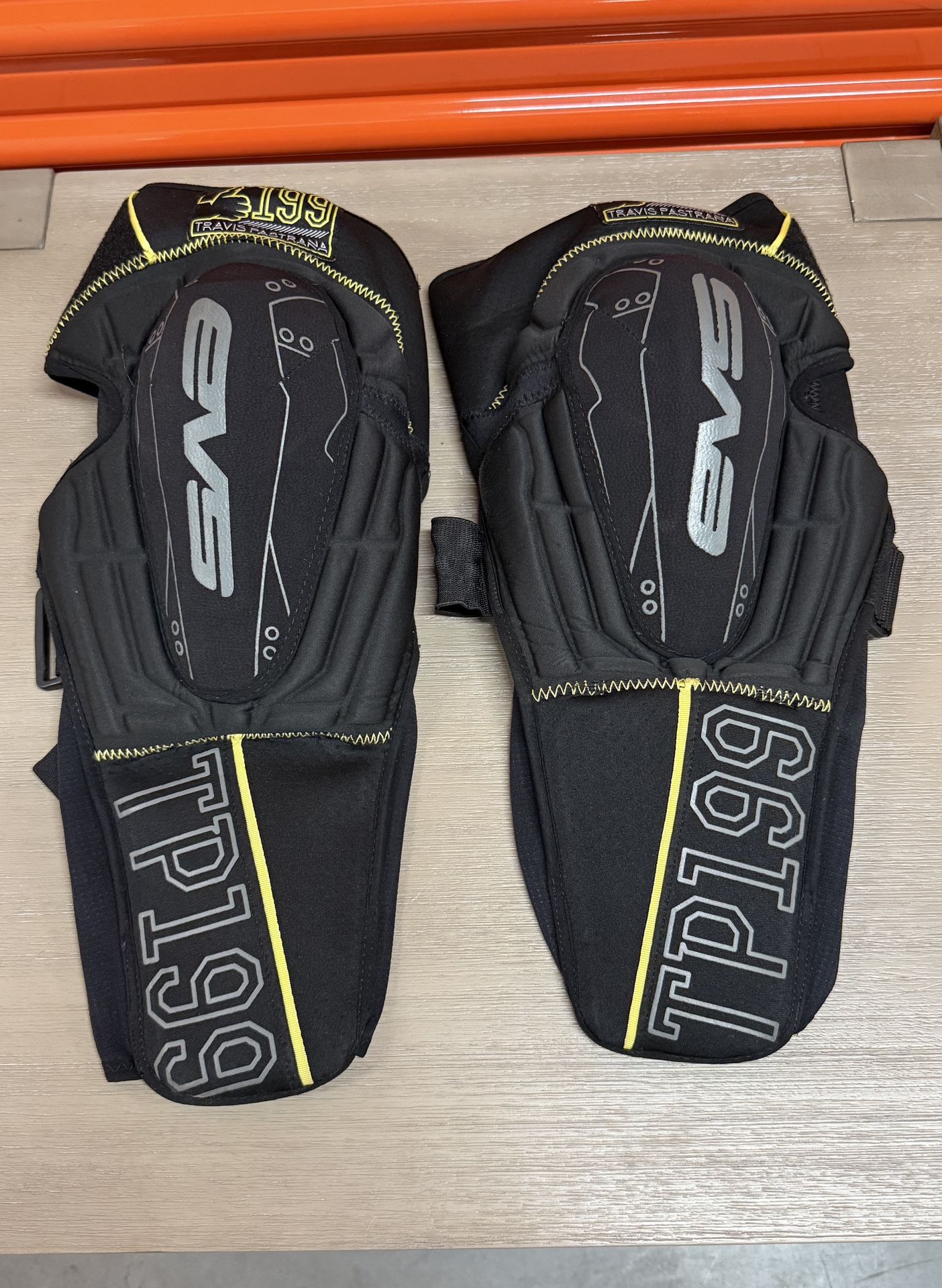 EVS TP199 Knee Pads Travis Pastrana Edition L/XL Motocross Knee Guards Black Yellow