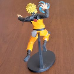 Naruto Shippuden Uzumaki figure Bandai Spirits with stand. Pre-owned, 
good shape, please see photos for details. It is 8.5" tall, weight 7z 
plus shi