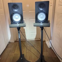 2 Yamaha HS5 Powered Studio Monitors speaker  use 2 Samsung stand excellent working firm on price no offer