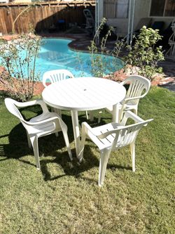 White Plastic  4 Chairs And. Table   Very Beautiful  Good Condition 