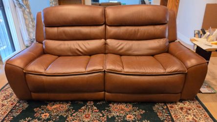 💥Wow! 7 month old electric reclining leather sofa - power headrests - dual USB ports - comfortable!