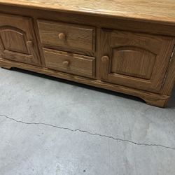 Beautiful Oak Coffee Table With Storage