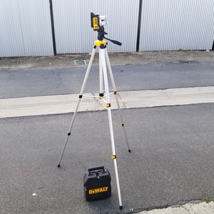 Photo DEWALT 50 ft. & 165 ft. Red Self-Leveling 3-Beam Cross Line Laser Level with (4) AA Batteries & Case and Stand