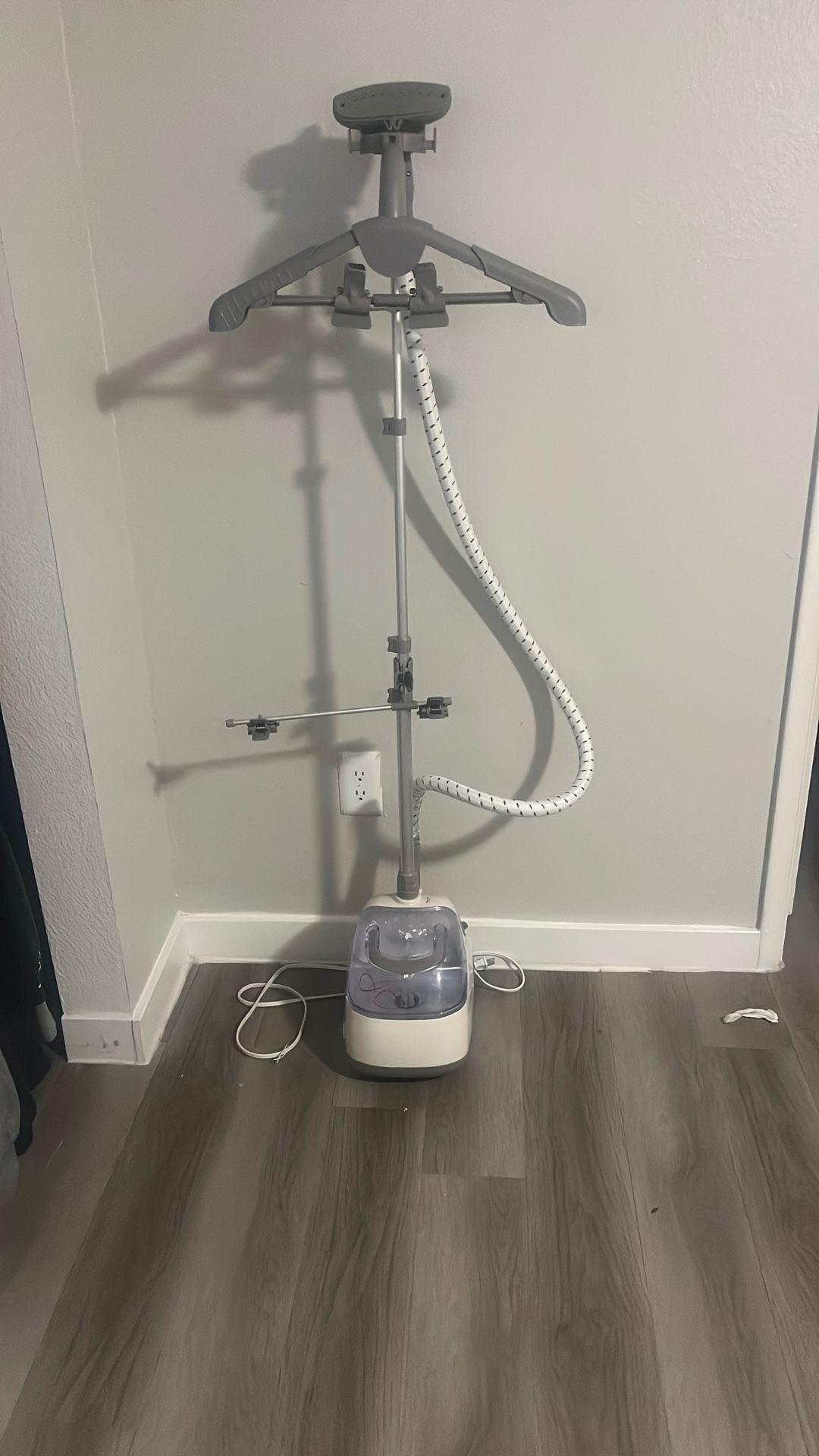 Clothes steamer