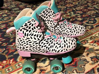 Girls roller skates 🛼