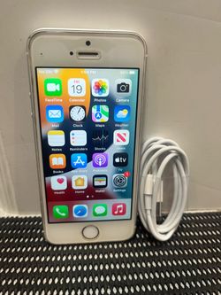 Apple iPhone SE 1st gen 64GB UNLOCKED- Silver