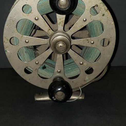 Vintage Pflueger CAPTAIN Fly Fishing Reel - Sporting Good for Sale in  Lorain, OH - OfferUp