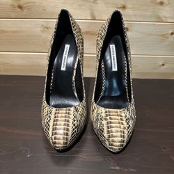 BNWOT Kathryn Amberleigh snake print pumps in size 6.5