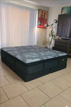NEW KING SIZE DIAMOND MATTRESS AND BOXSPRINGS FOR SALE! IN EXCELLENT CONDITION. FREE DELIVERY