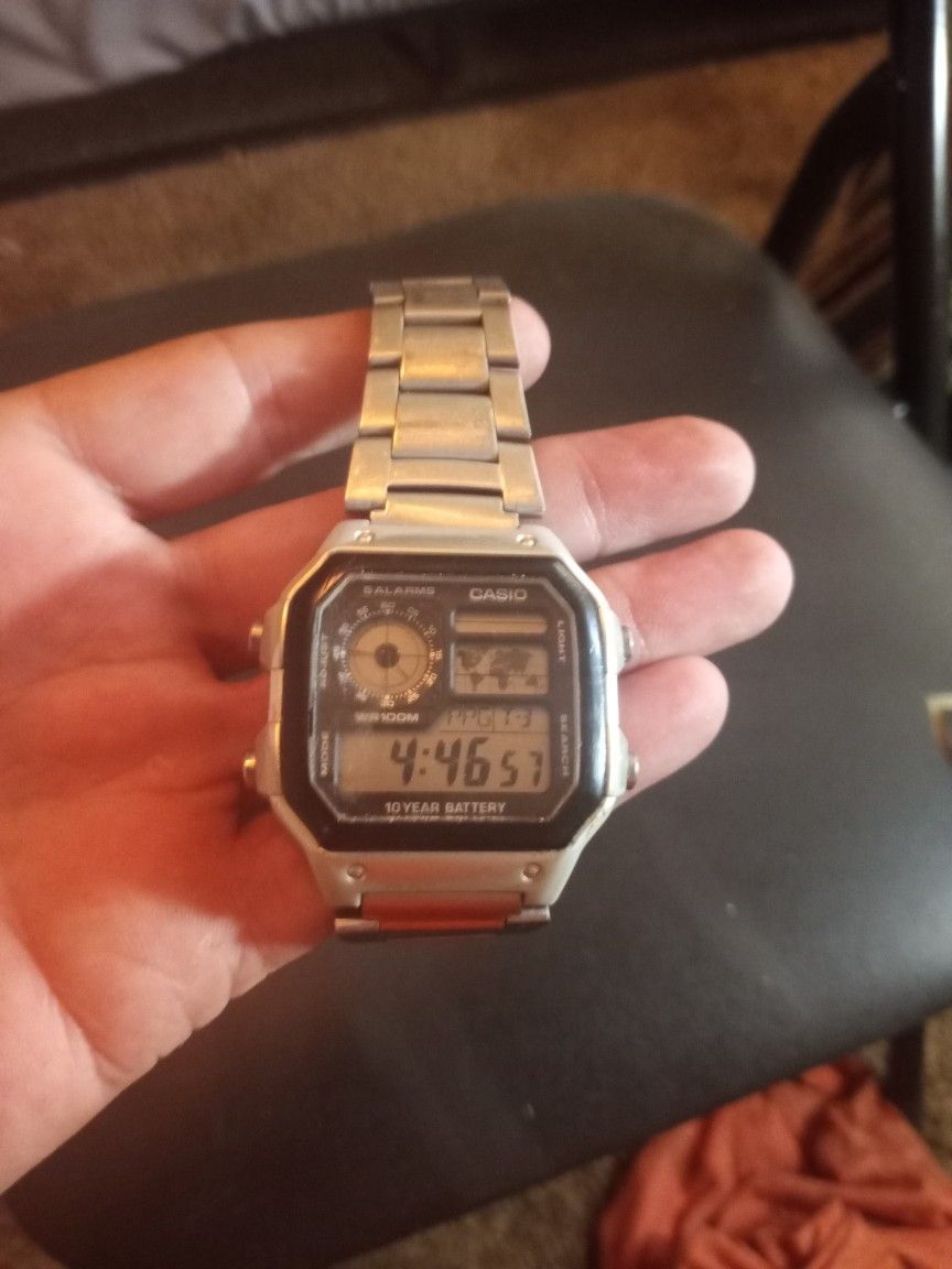 A Metal Wristband Watch Works Good Good Battery In It