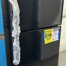 Whirlpool refrigerator top and bottom in color black