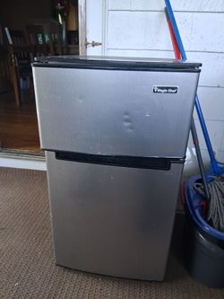 Mini fridge / magic chef