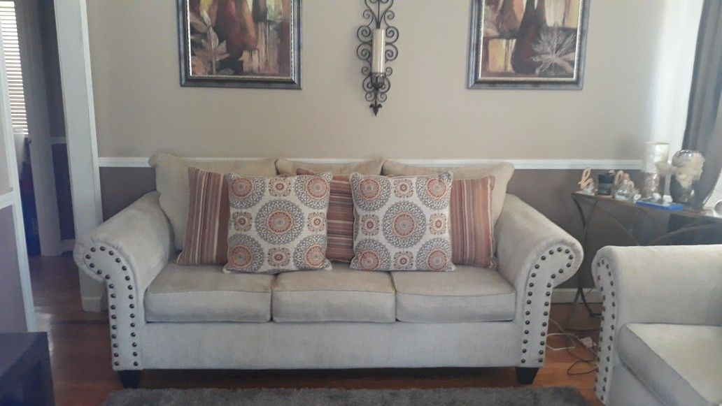 Beige sofa with 5 decorative pillows