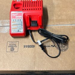 Milwaukee  Dual  Charger M12  -  M18. 