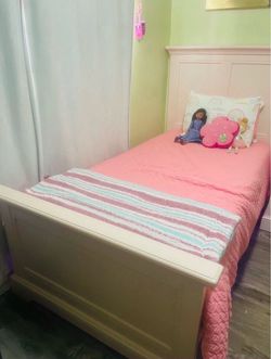 Twin Pink Bed Set For Only $200 mattress Included