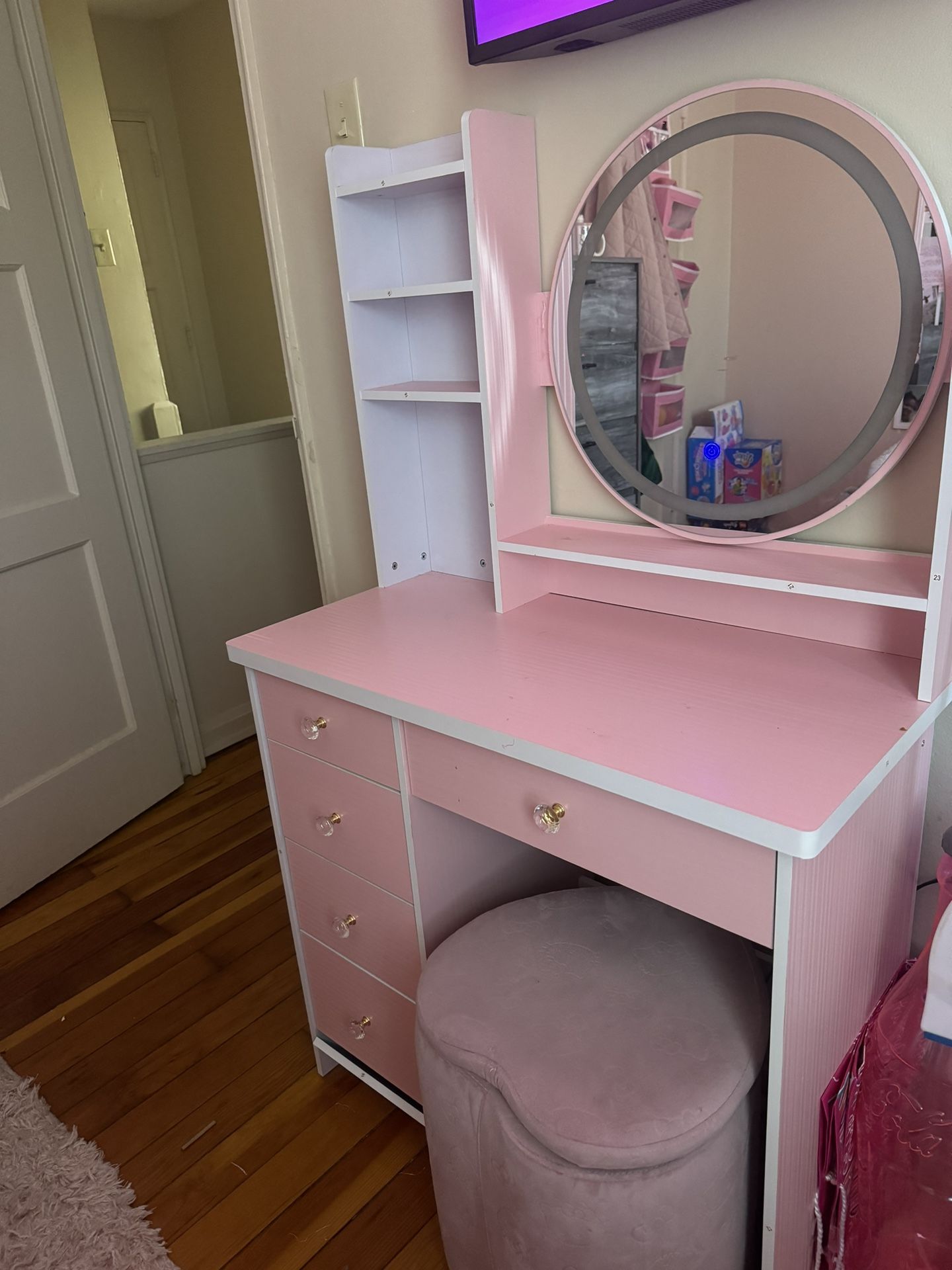 Makeup Vanity Set With Hello Kitty Stool That Opens