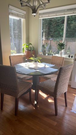 Drop-Leaf Dining Table with 4 Wicker Chairs