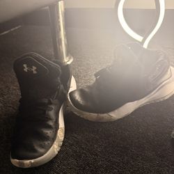 Under Armour  Jet 21   Size 4.5 Youth