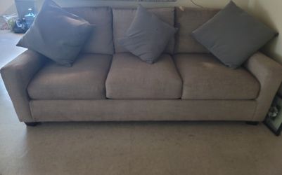 SOFA GRIS CON COJINES INCLUIDOS $ 60