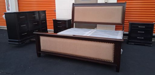 Kng Sz Bd St With Base Good Condition