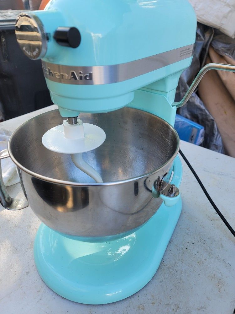 Kitchenaid Mixer Like New Two Atachment