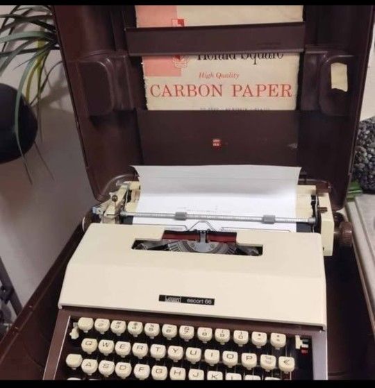 VGT Montgomery Ward Portable Escort 66 Typewriter & Case Tested Working