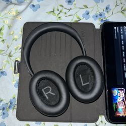 Black Bose 700 Headphones