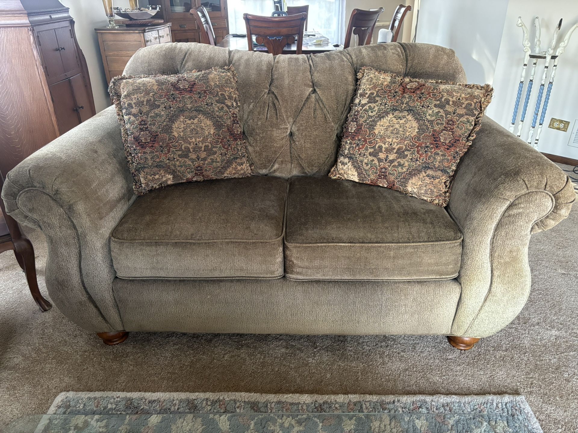 Couch - Love Seat w 2 Pillows