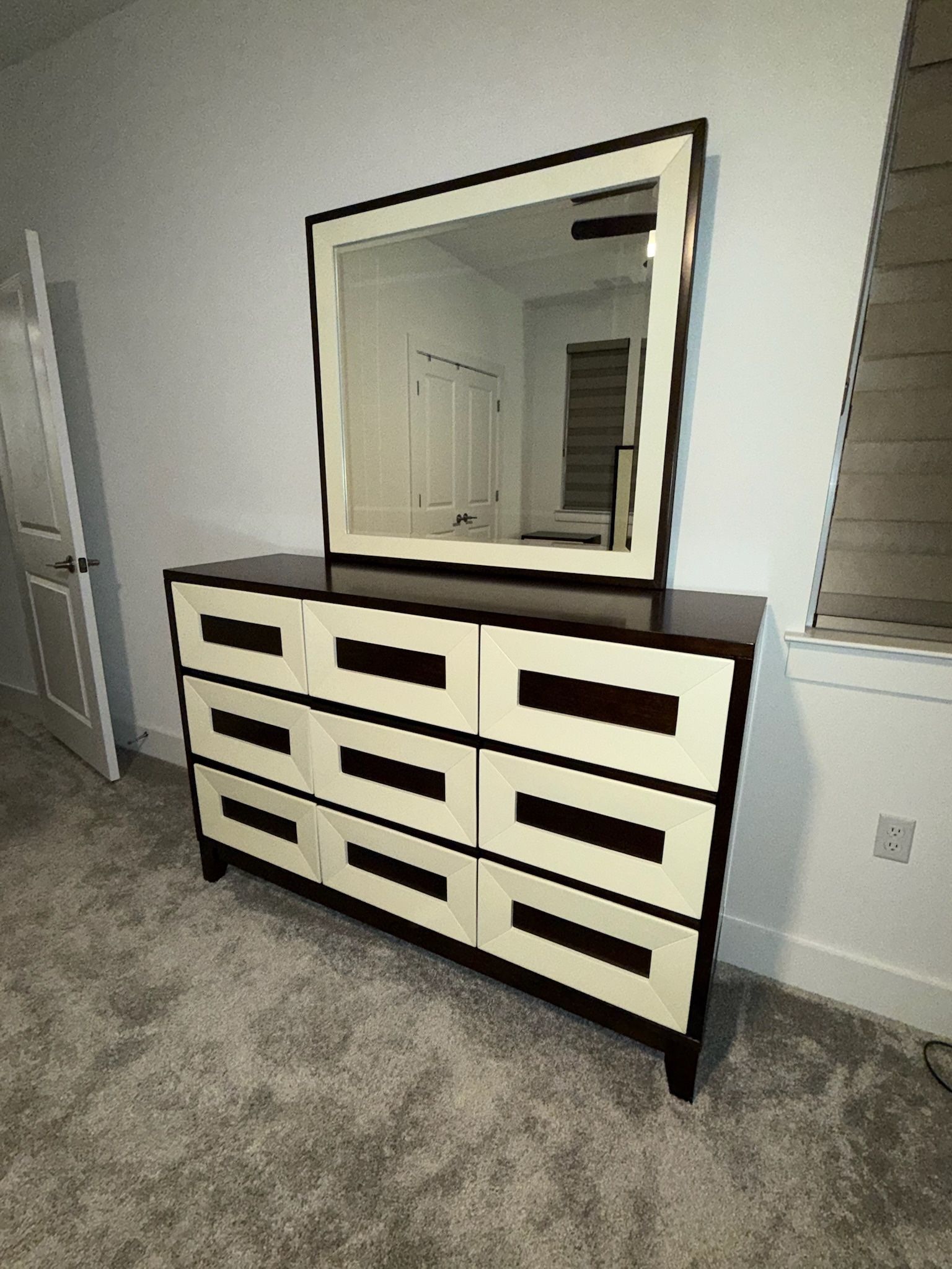 Sofía Vergara King Bedroom Set – Bed, Nightstands & Dresser