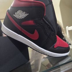 Air Jordan 1 Mid  Dead Stock