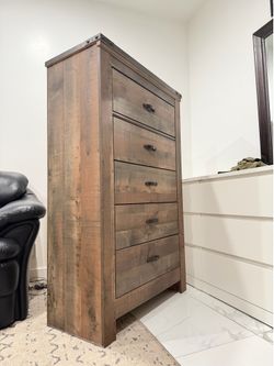 Tall Ashley furniture basically new 5 drawers wood cajonera