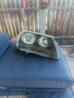 2012 dodge avenger passenger headlight 40$