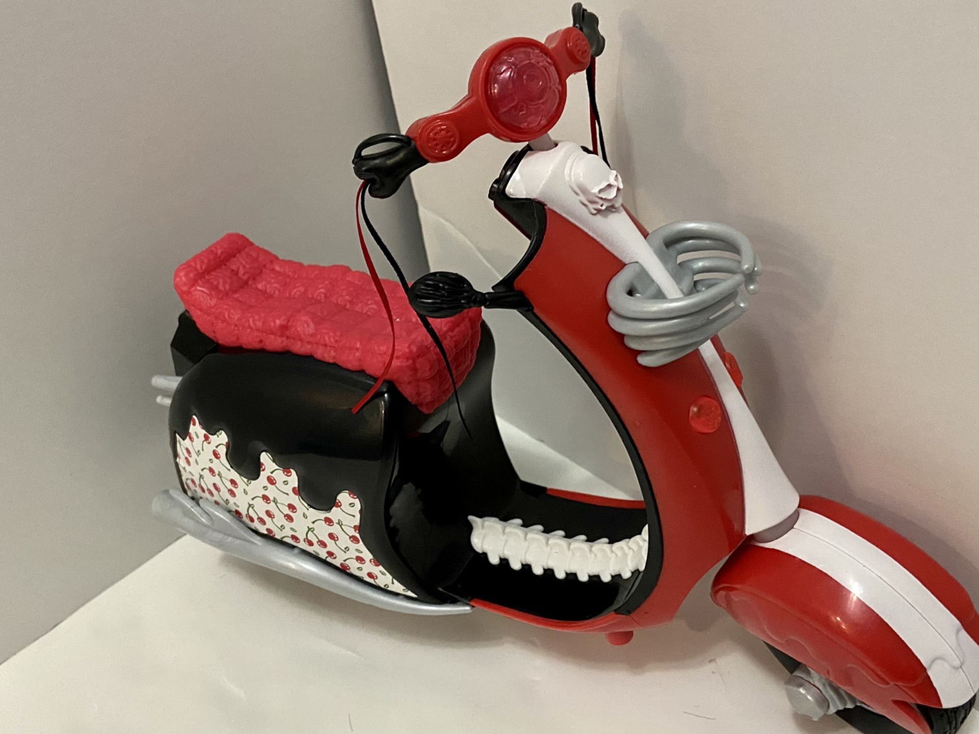 Monster High Ghoulia Yelps Scooter